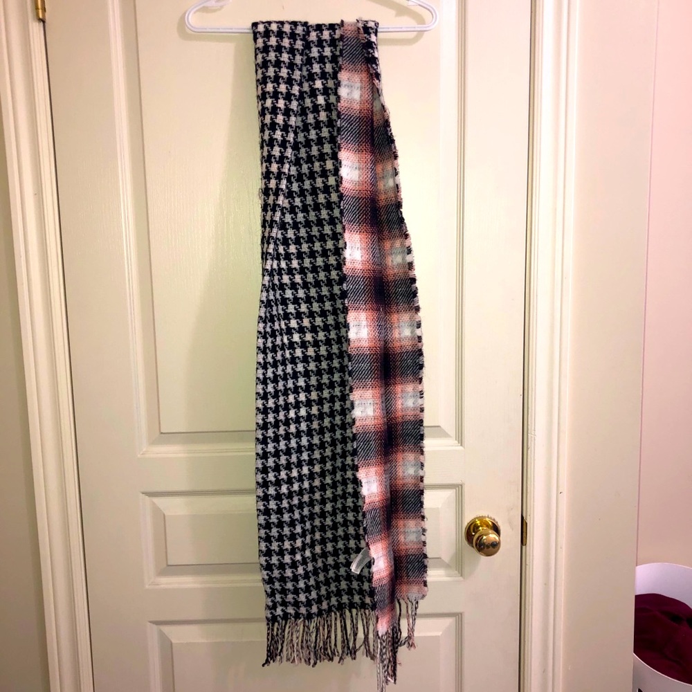 Reversible houndstooth/plaid scarf
